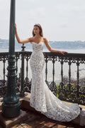 Wedding dress with a fitted silhouette, sleeveless and a buttoned back.