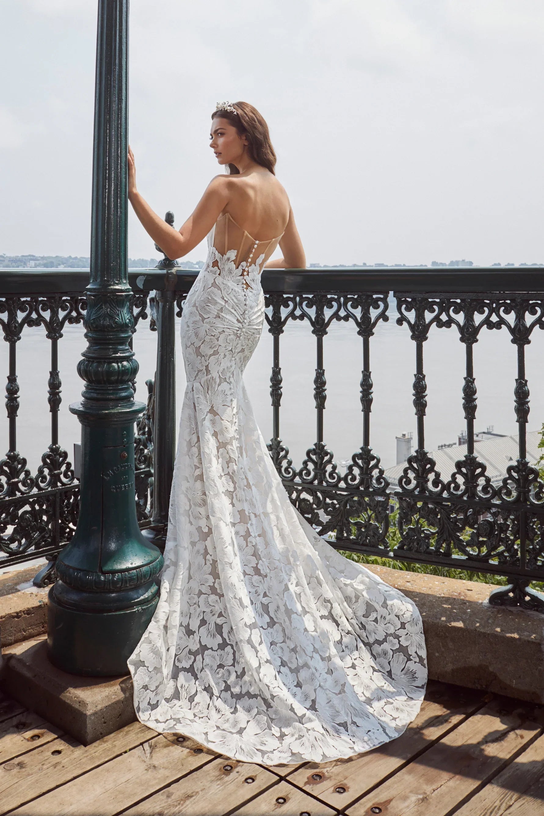 Wedding dress with a fitted silhouette, sleeveless and a buttoned back.