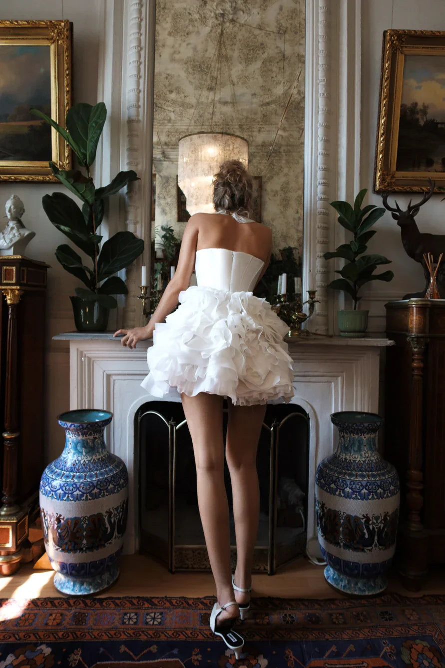 Short wedding dress with a V-neck and voluminous skirt. Main material: mikado, organza