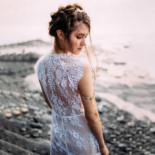 Bohemian Lace Bridal Gown with Train Vintage A Line Customized Back Cap Sleeves Round Neck Lawn Beach Boho Wedding Party Dress