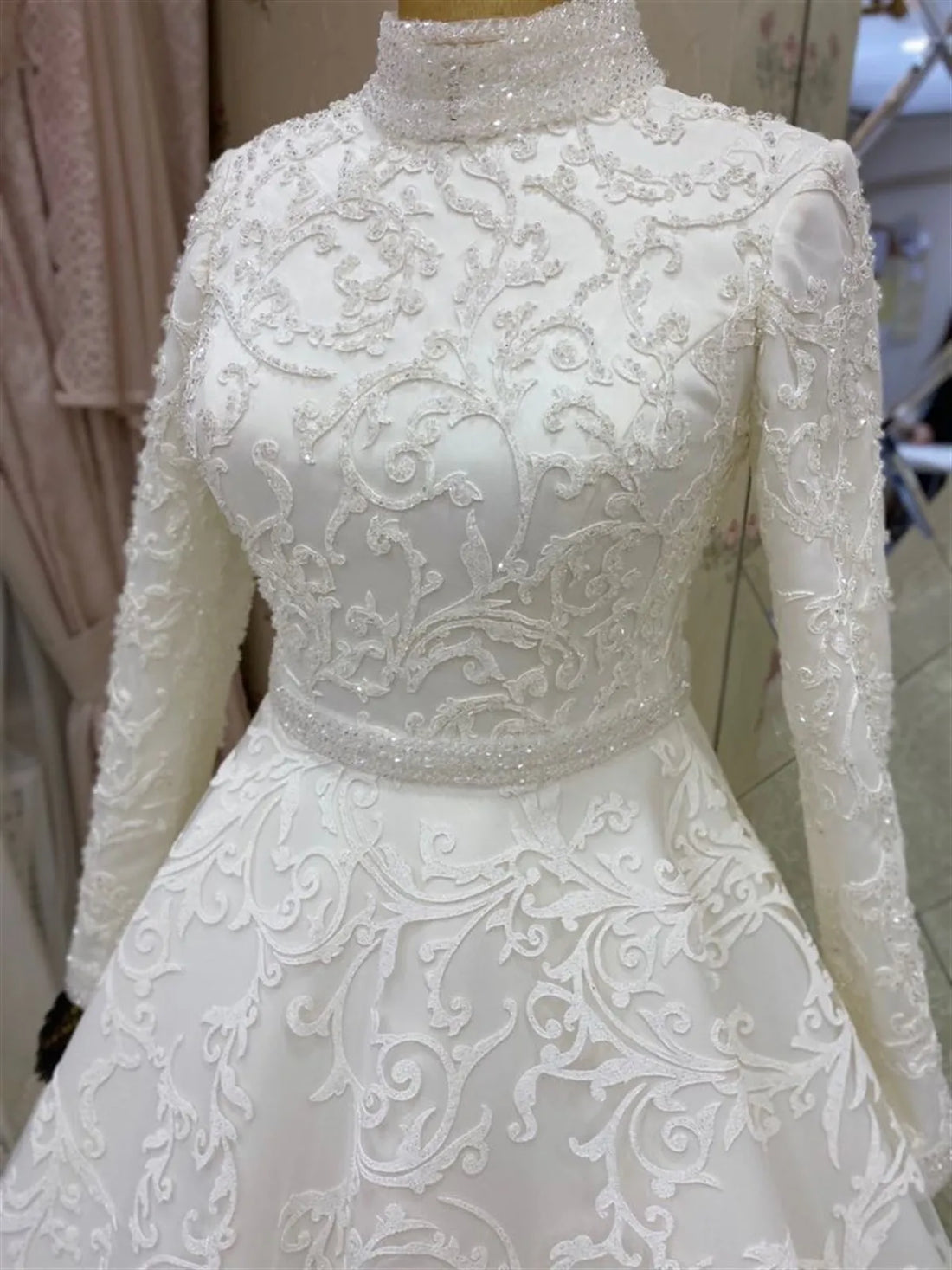 customized Luxury Lace Beaded Long Sleeve Muslim Wedding Dress High Neck Lace Bridal Dresses Robe De Soirée De Mariage