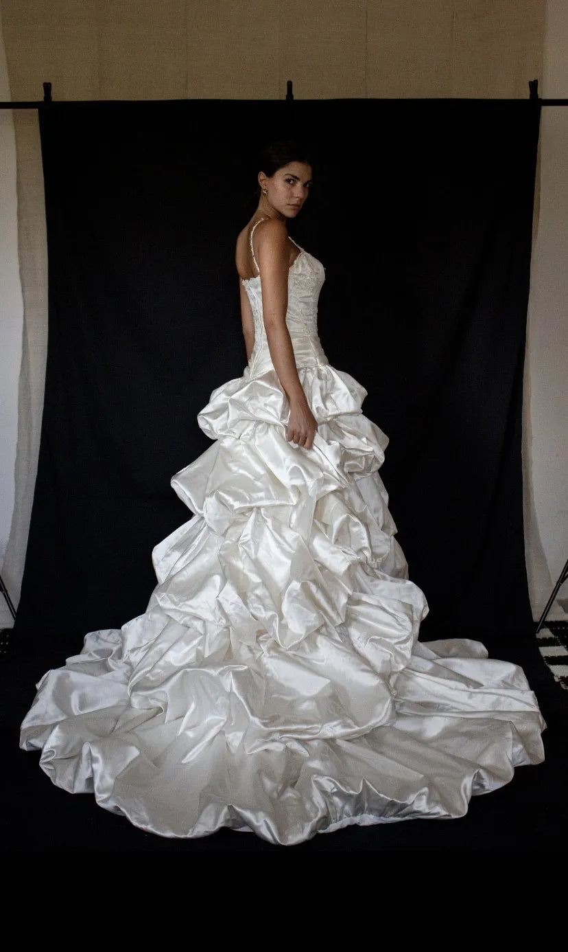 Customized 2026 New Wedding Dress White Satin Square Neck Strap Design Fluffy Layered Vestido De Noiva