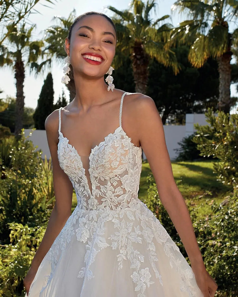 Customized A Line Wedding Dresses Boho Lace Appliques Luxury Tulle Brides Dress Woman Spaghetti Straps Backless Bridal Gown