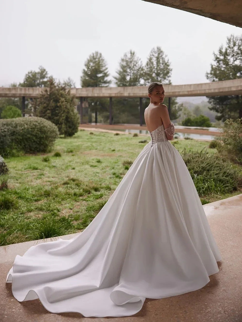 Floor-length bride - detail