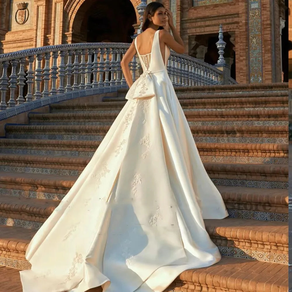 Elegant V-neck lace appliques sleeveless court train A-line bride gown bridal dress