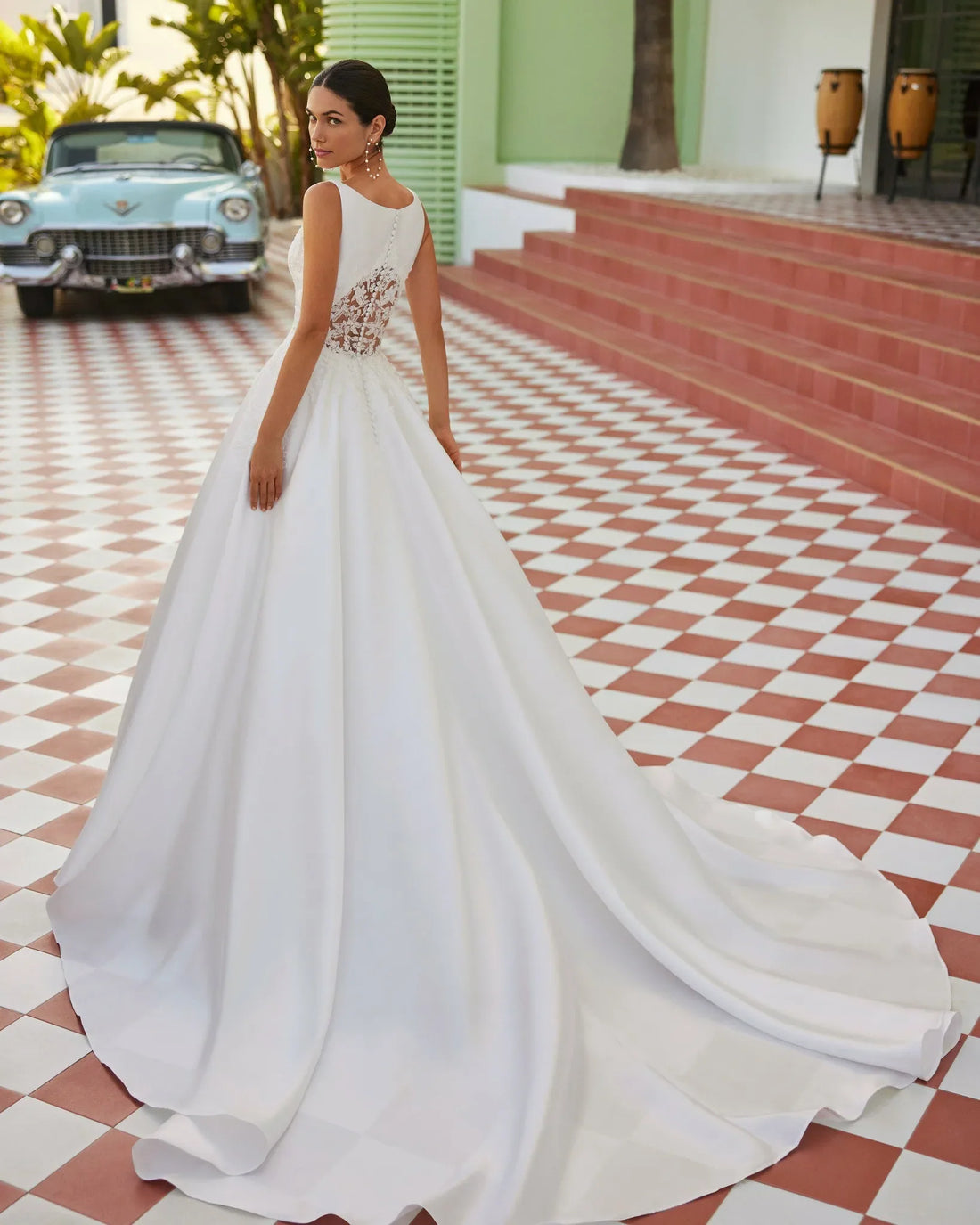 White Wedding Dresses V Neck Bridal Gowns Lace Appliques Sweep Train Luxury Satin Princess Wedding Gowns Customized