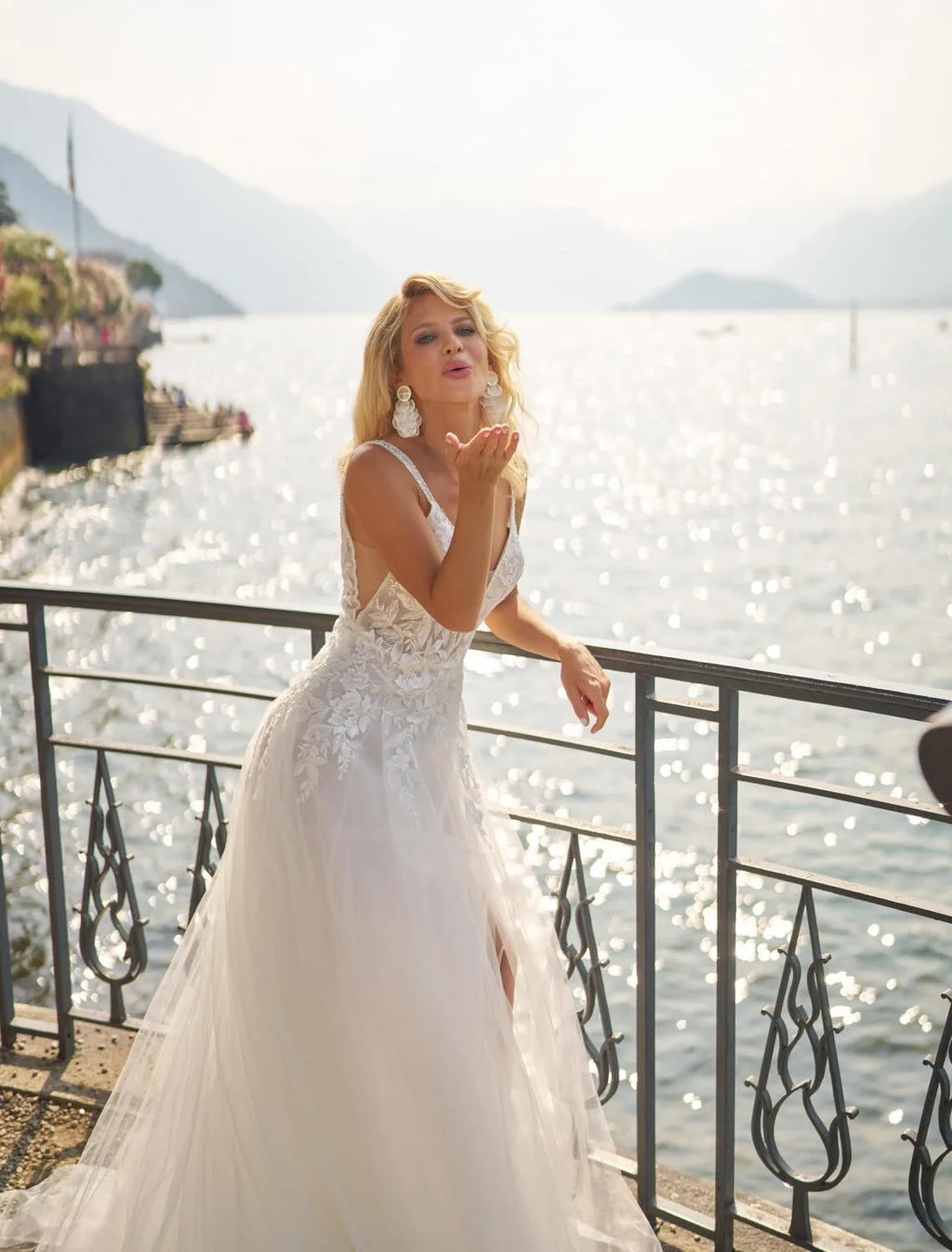 A-Line Wedding Dresses Tulle Applique Spaghetti Strap Backless Bridal Gown Women Boho Deep V Neck Brides Dresses Customized