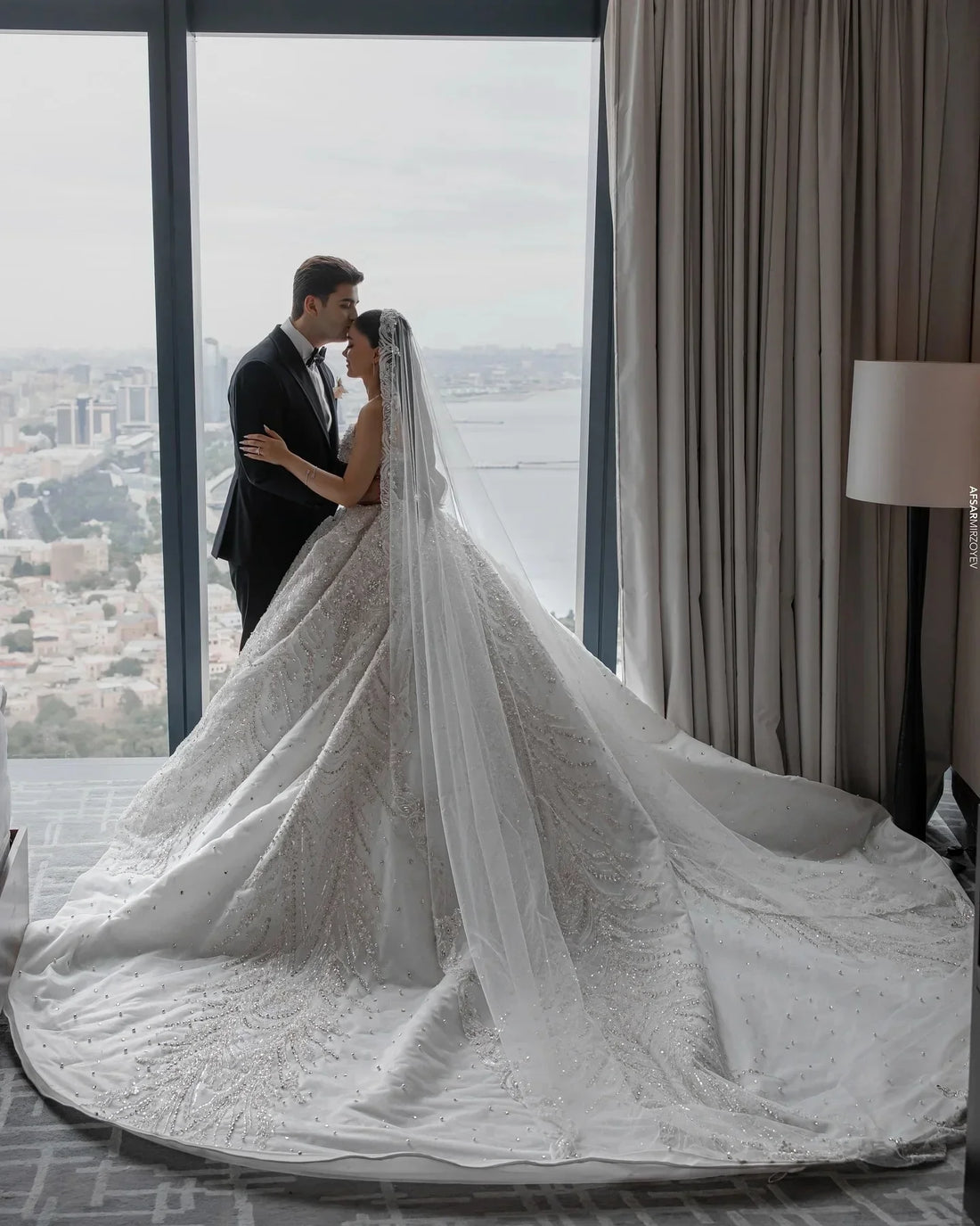 Customized Exquisite Beaded Pearls Ball Gown Wedding Dress Sequined Appliques Bridal Gowns Strapless Sleeveless vestido de novia