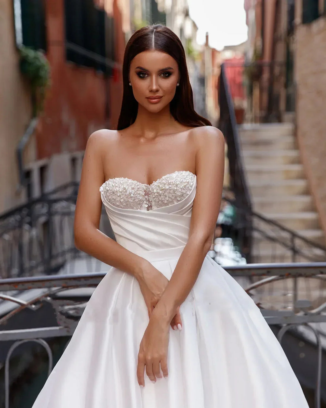 Customized New Arrivals Pearls Sequins Sweetheart Neck Zipper Up Back Satin sexy A-Line Bridal Wedding Dresses Vestido De Noiva