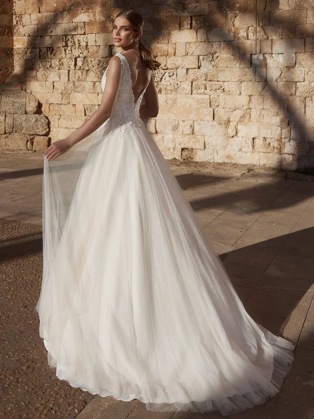 Wedding Dresses Sleeveless Lace Appliques V Neck A-Line Brides Gown Backless Classic Vinatge Bridal Dresses Customized