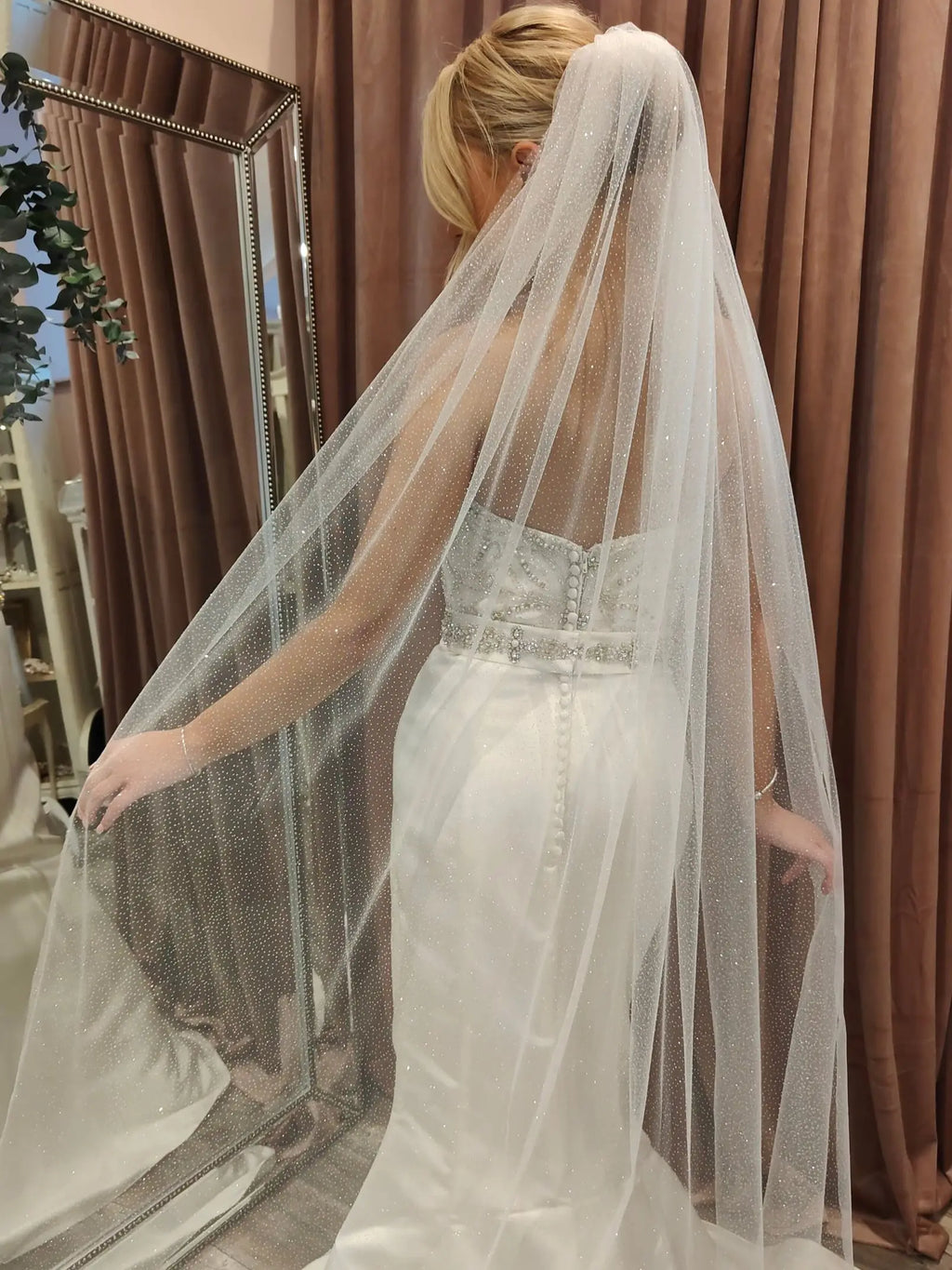V101 Sparking Bridal Veils Shimmering Wedding Veil with Comb Bing Bling 1 Tier Cut Edge White Champagne Wedding Accessories