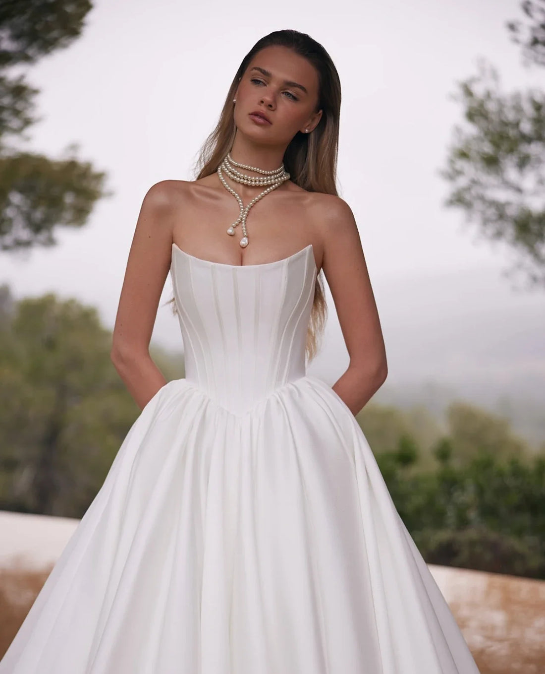 Satin princess wedding dress sweetheart neck sleeveless pleated skirt luxury bridal gown