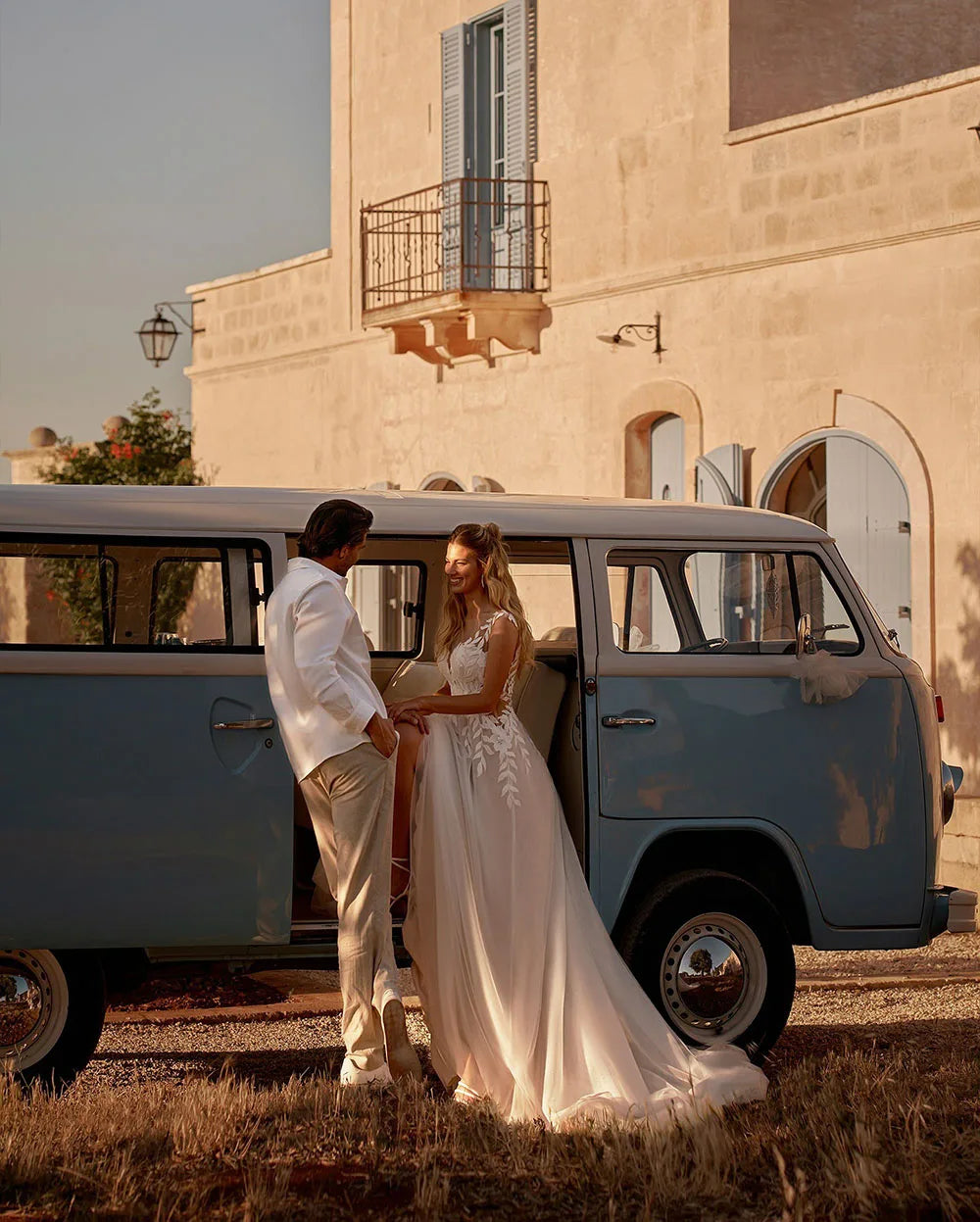 Customized Vintage V Neck Wedding Dress A Line Tulle Bride Gown Illusion Back Applique Lace Sleeveless Boho Bridal Dress