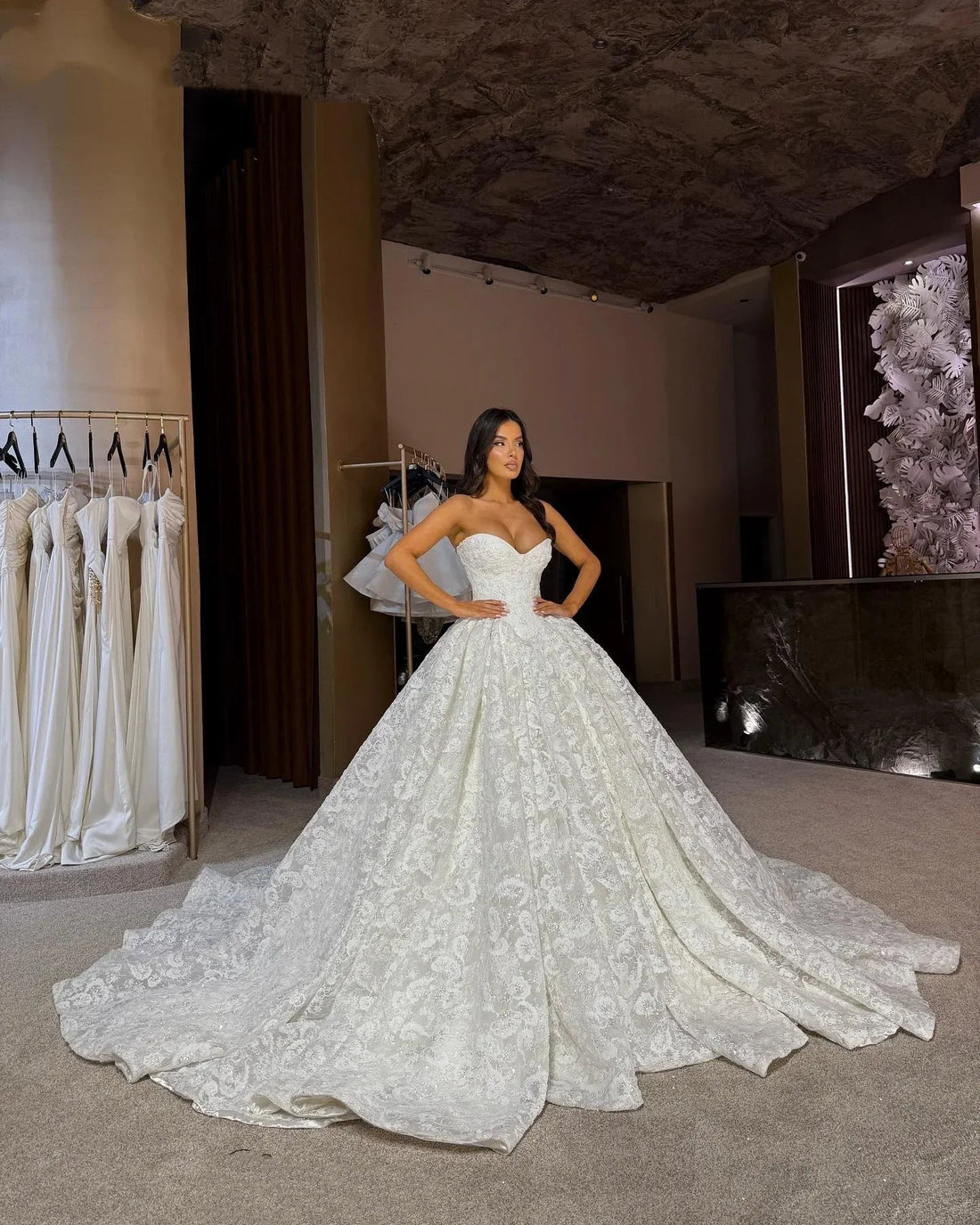 Customized Elegant Floral Lace Wedding Dresses Garden Sleeveless Wedding Gowns With Court - Image 1