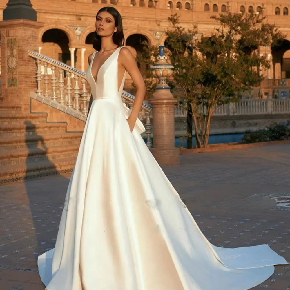 Elegant V-neck lace appliques sleeveless court train A-line bride gown bridal dress