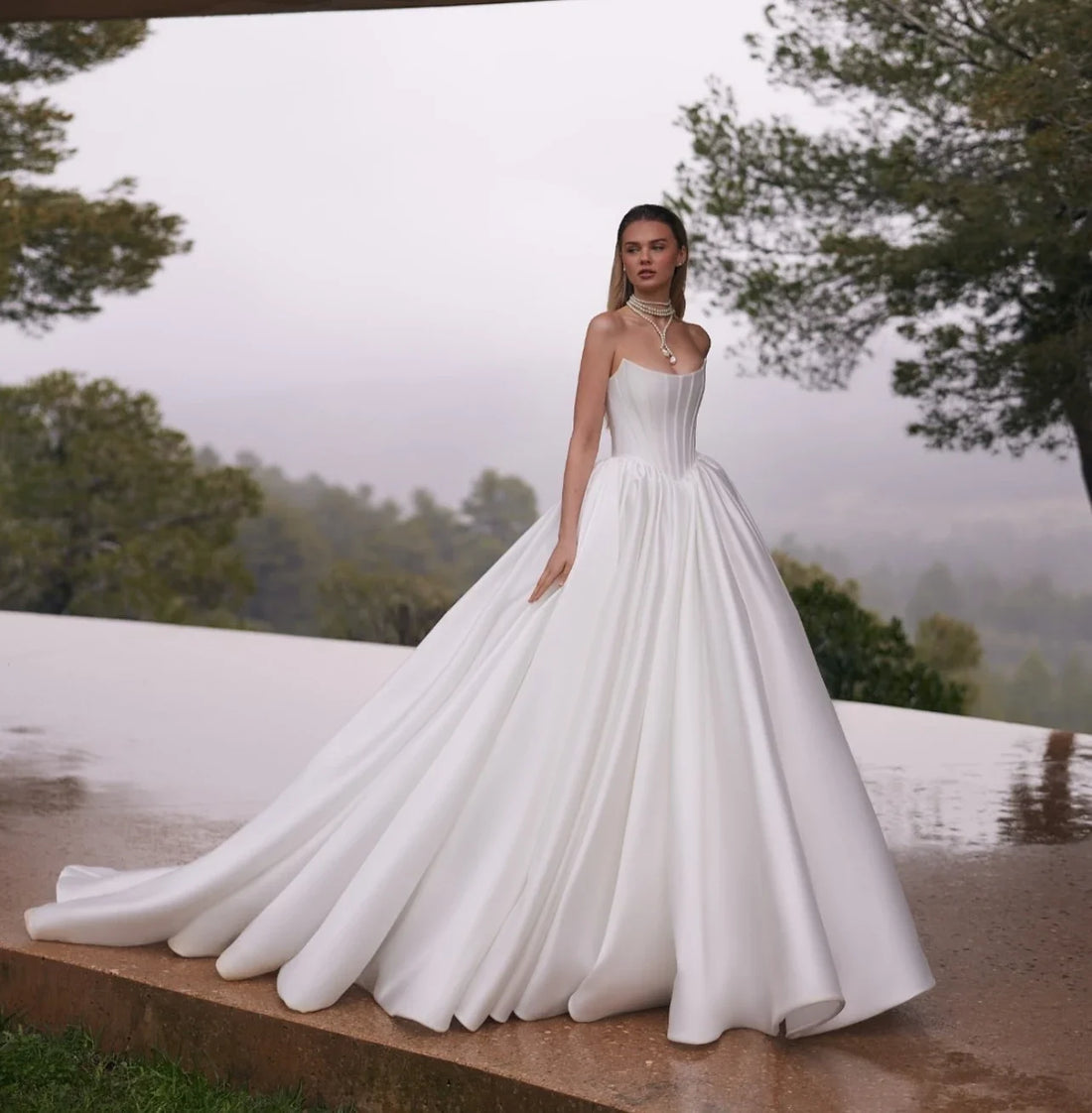 Satin princess wedding dress sweetheart neck sleeveless pleated skirt luxury bridal gown