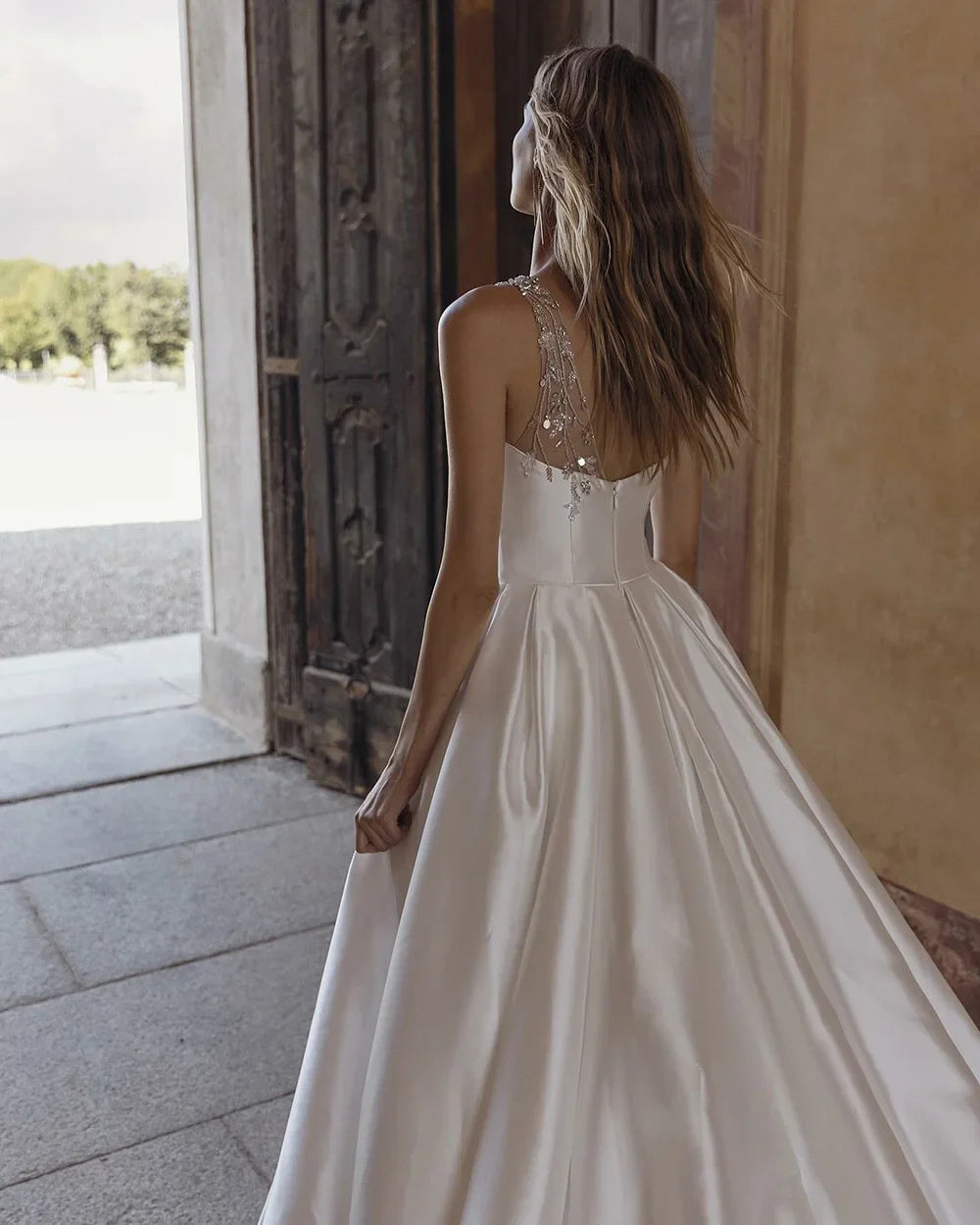 Modern Satin Wedding Dresses Sleeveless Bridal Gown Beaded Shoulder Backless Brides Dress Luxury Wedding Gowns Customized