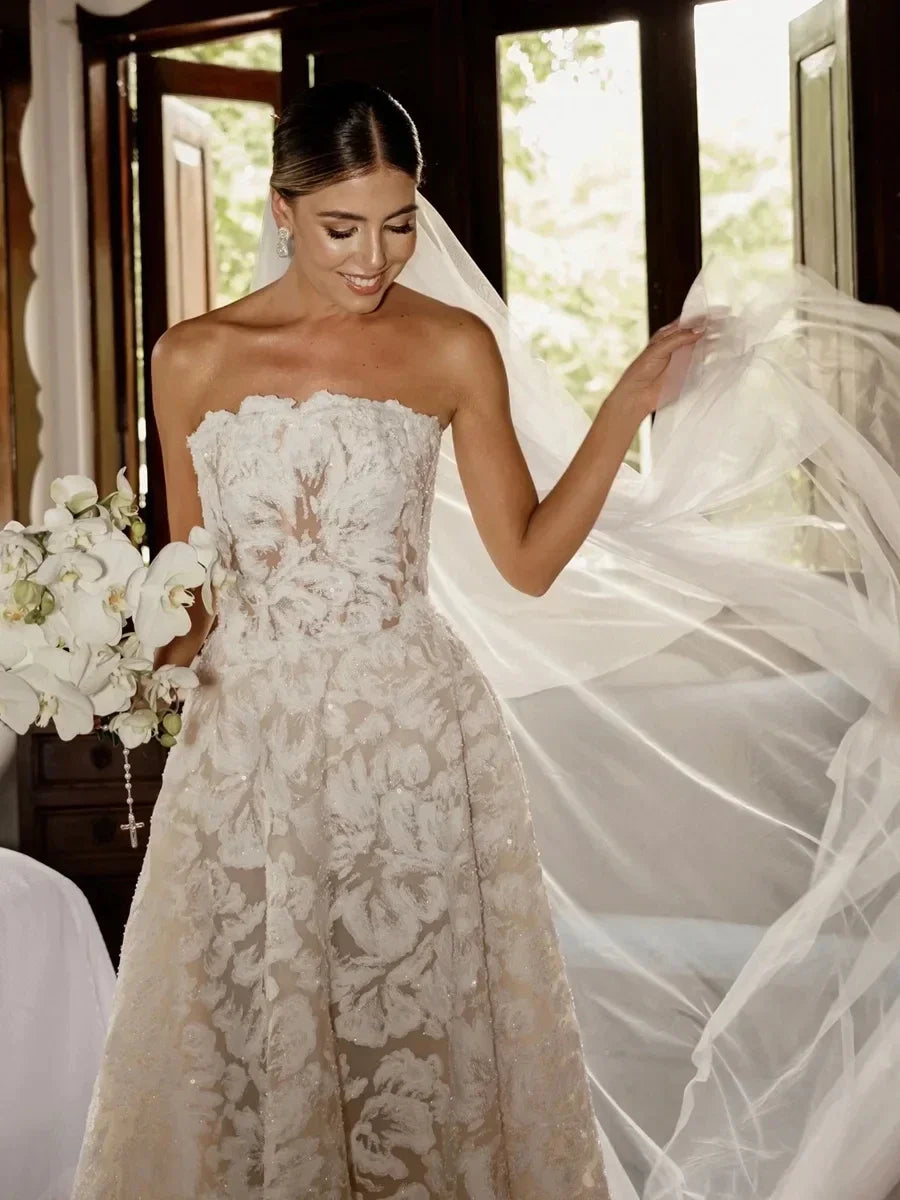 Customized Strapless Wedding Dress Featuring Stunning Lace Appliques A-Line Silhouette Bridal Dress Vestidos De Novia