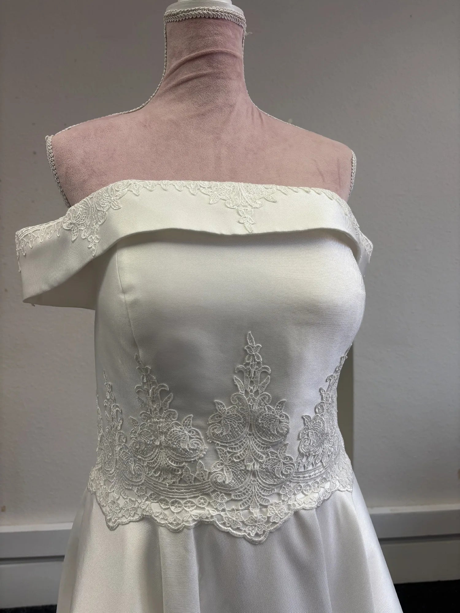 2026 Customized Exquisite Wedding Dress With One Shoulder Satin Lace Pattern Decoration Large Skirt With Tail Vestidos De Novia