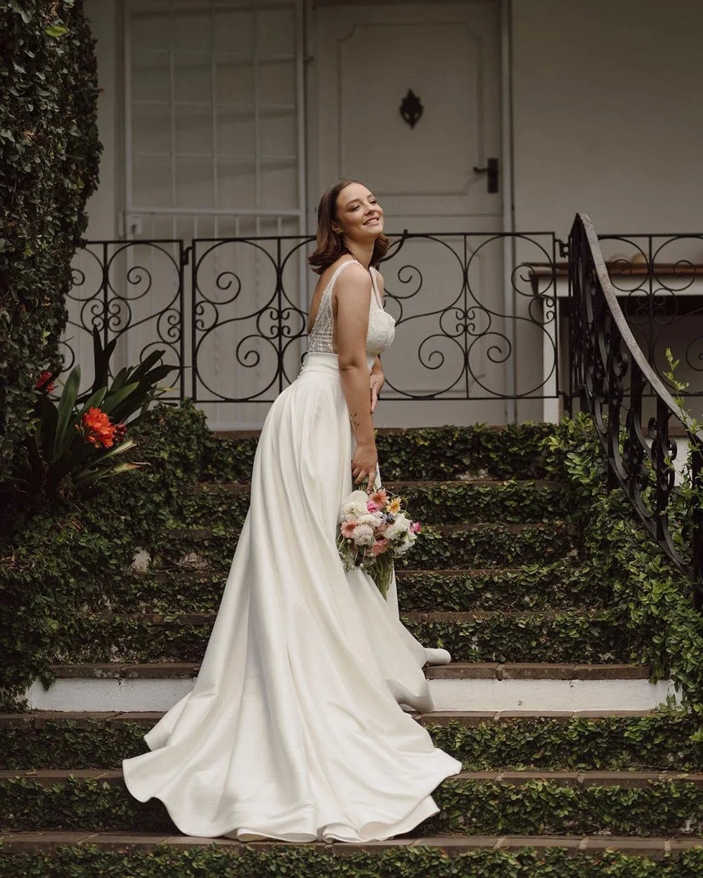 Vintage Romantic Bridal Wedding Dresses A Line Sleeveless Lace Beading Brides Gown Women Backless Bride Dress Customized