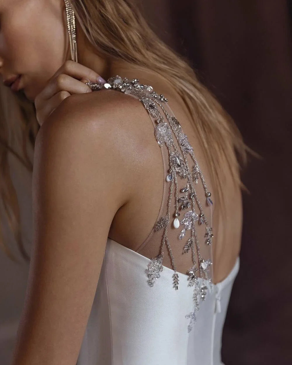 Modern Satin Wedding Dresses Sleeveless Bridal Gown Beaded Shoulder Backless Brides Dress Luxury Wedding Gowns Customized