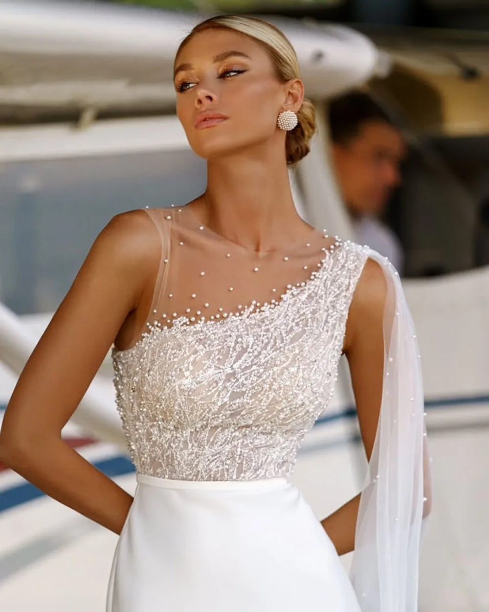 Customized Luxury Mermaid Wedding Dress Beaded Pearls Illusion Cape Satin Wedding Party Dress Women‘s Elegant Bridal Gown