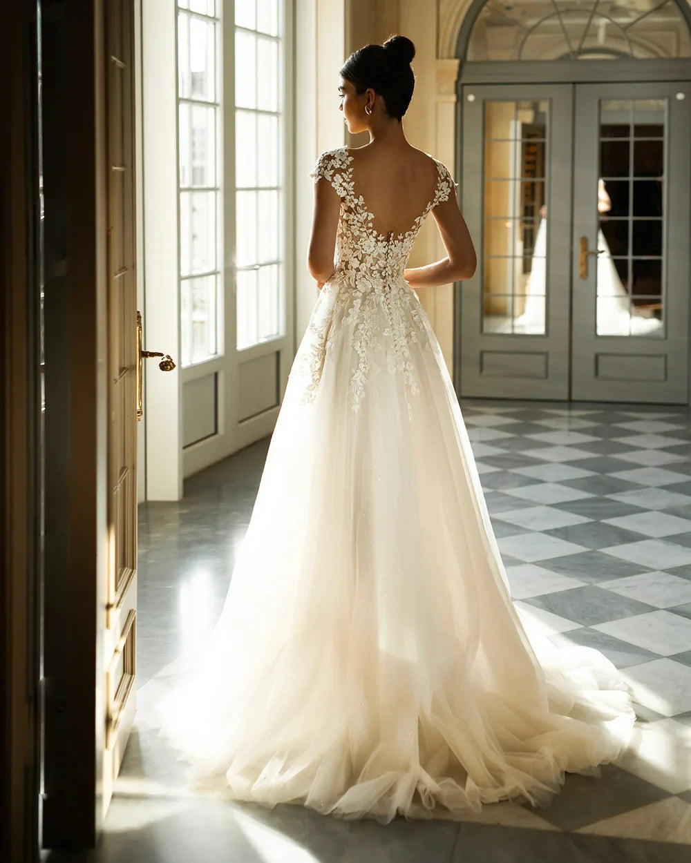 Luxury Wedding Dress Backless Lace Appliques Cap Sleeves A-line Tulle Illusion Bridal Dress Vestidos De Novia Customized