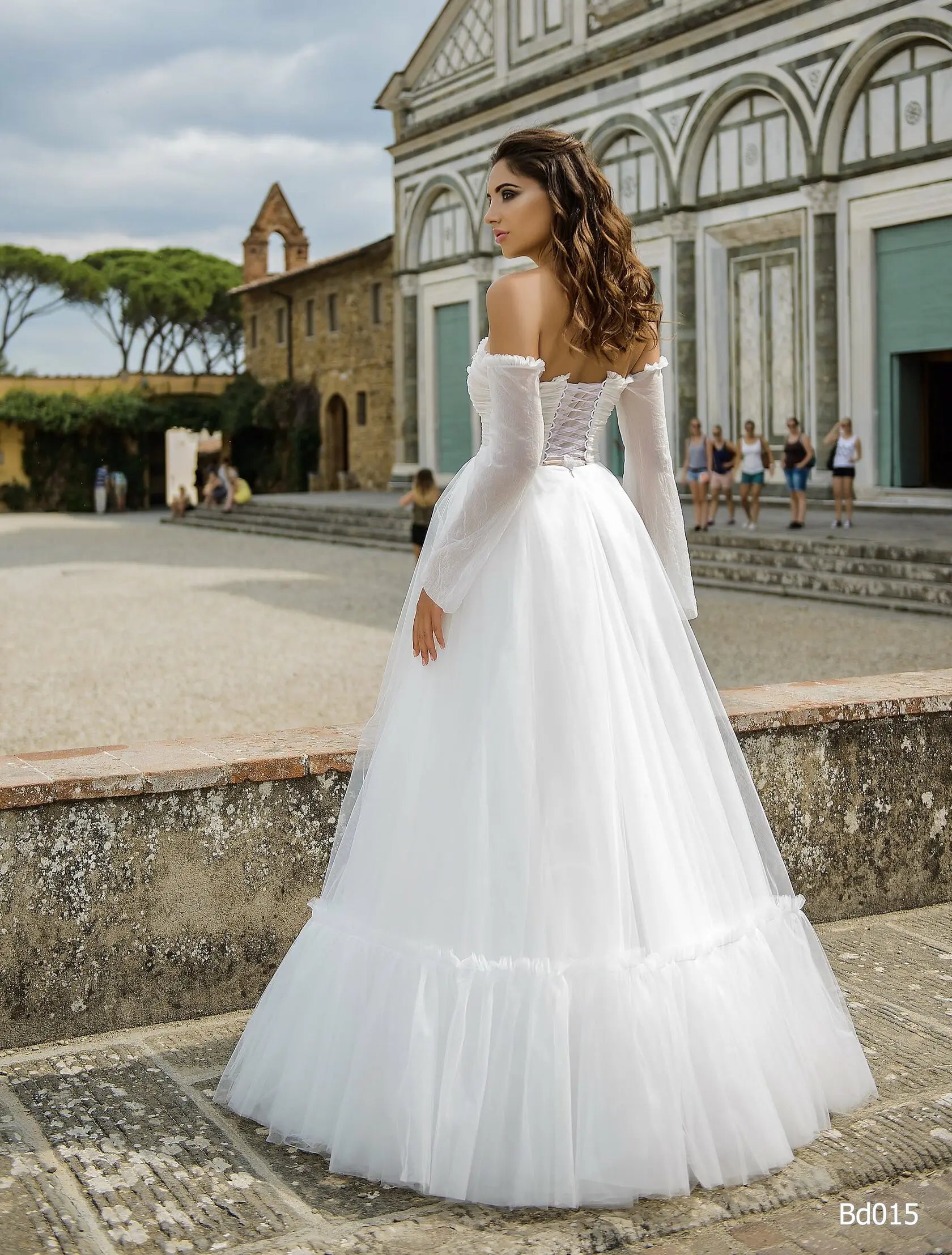 Luxury Wedding Dresses Lace Applique Tiered Tulle Off Shoulder Long Sleeves Brides Gown Corset Bridal Dress Customized