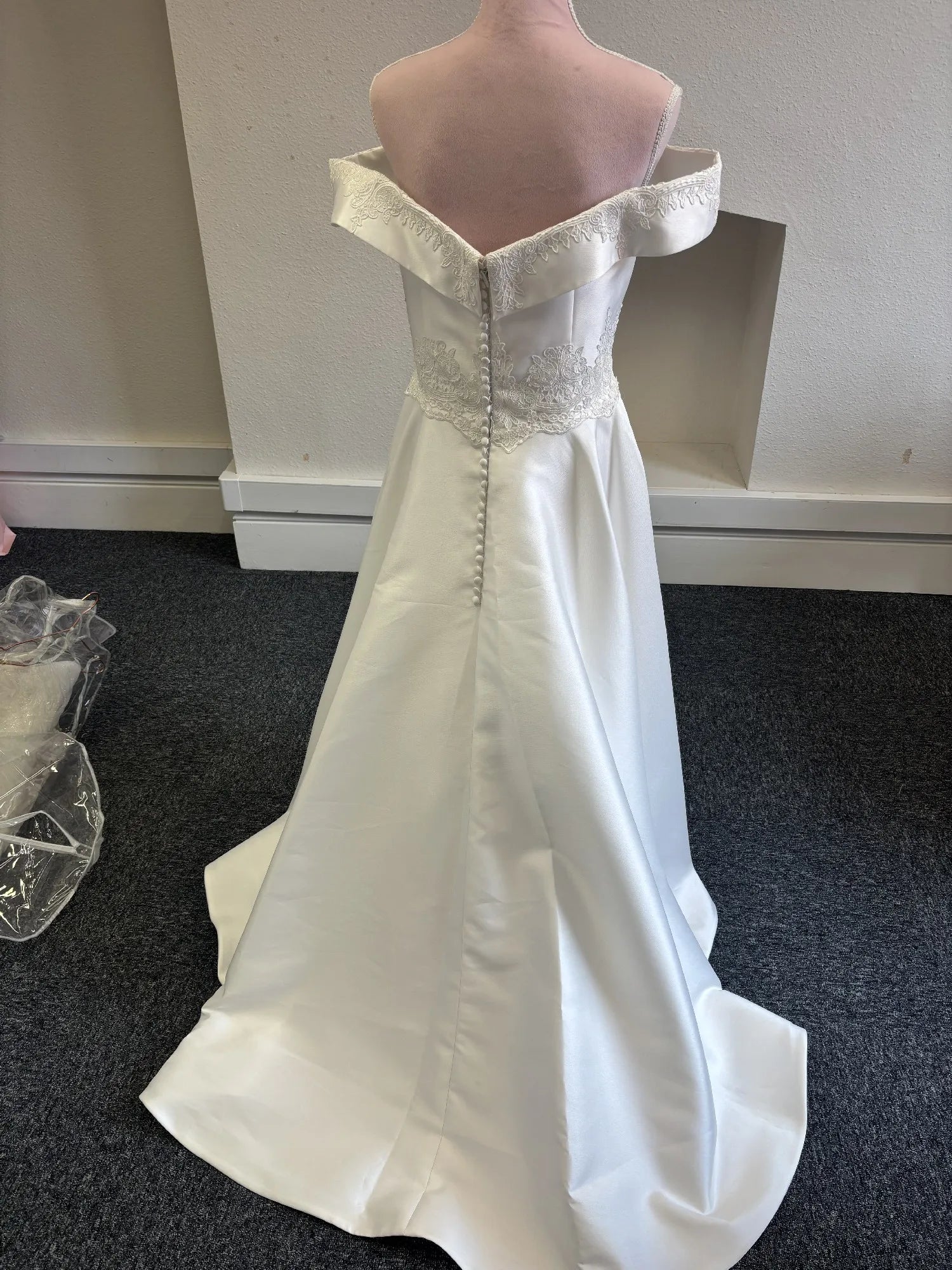 2026 Customized Exquisite Wedding Dress With One Shoulder Satin Lace Pattern Decoration Large Skirt With Tail Vestidos De Novia