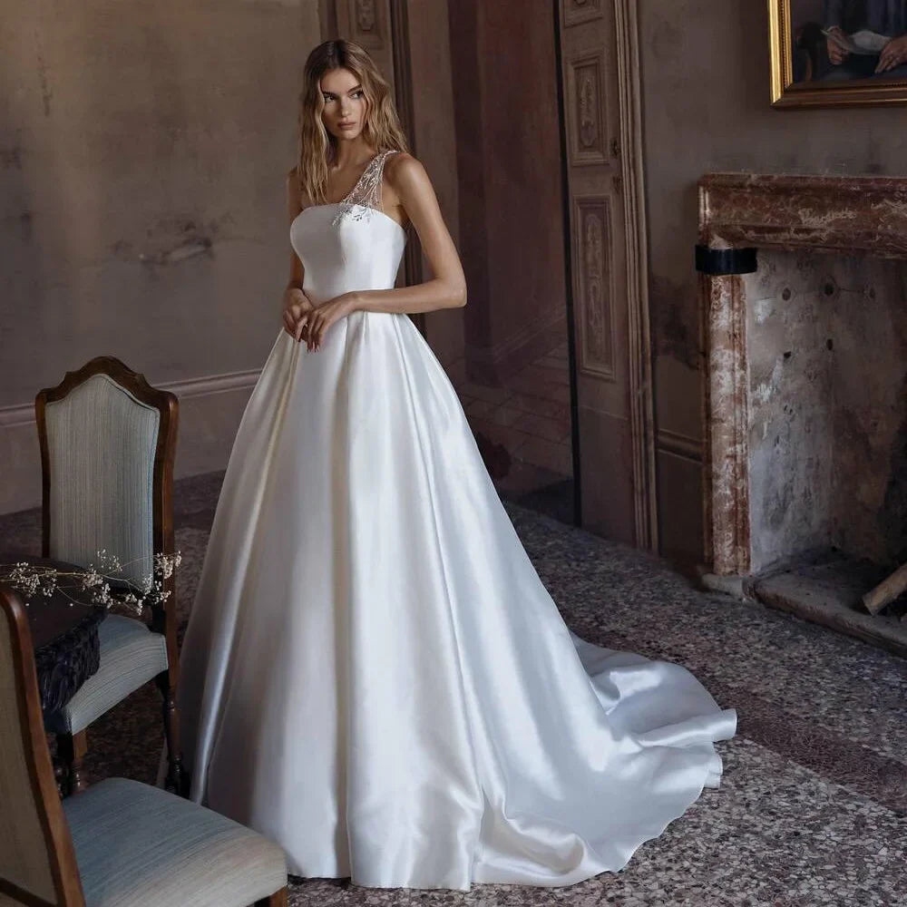 Modern Satin Wedding Dresses Sleeveless Bridal Gown Beaded Shoulder Backless Brides Dress Luxury Wedding Gowns Customized