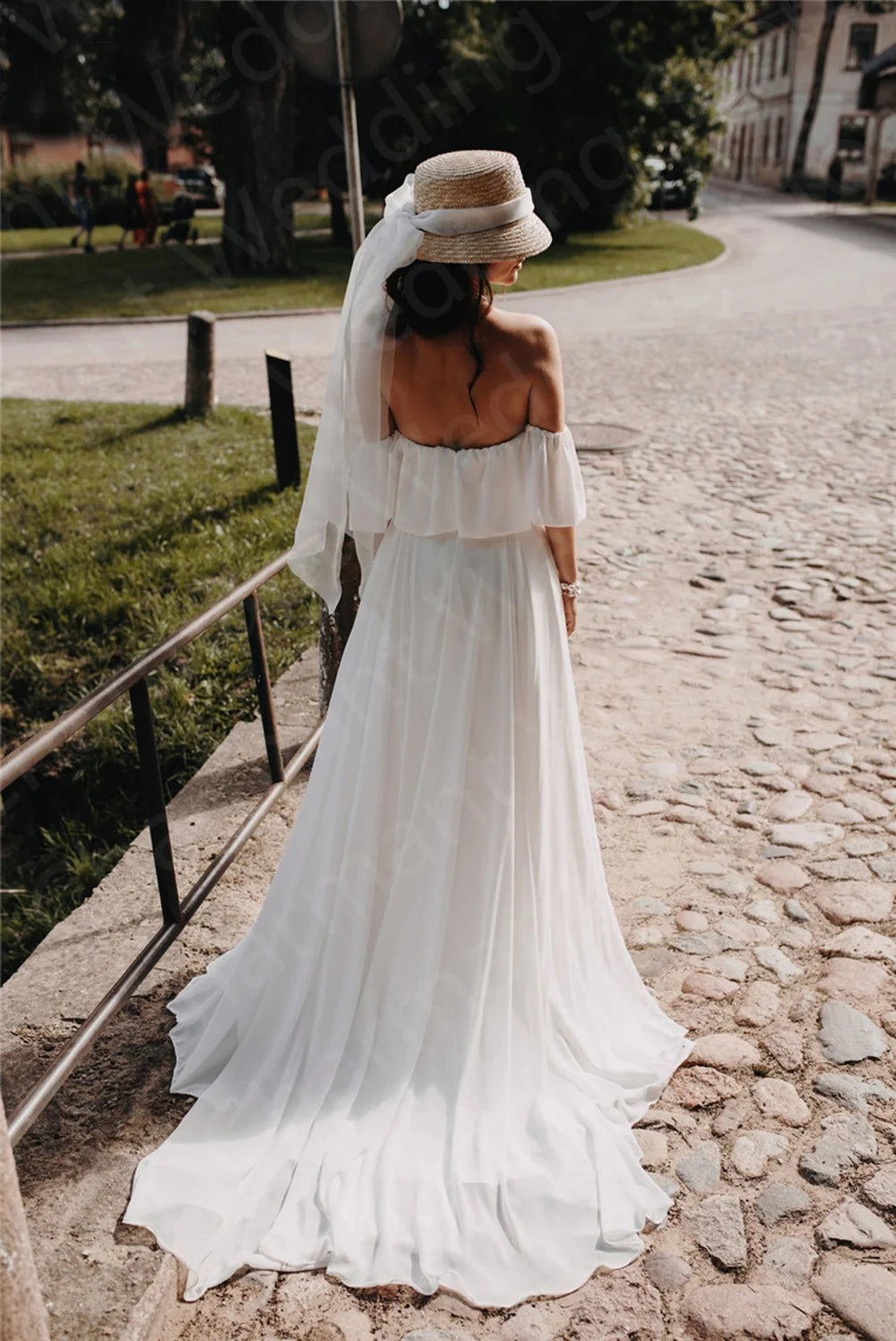 2023 New Simple Beach Wedding Dresses Summer Chiffon Boho Bridal Gown Side Split Open Back Vestido de novia Off Shoulder Sleeves