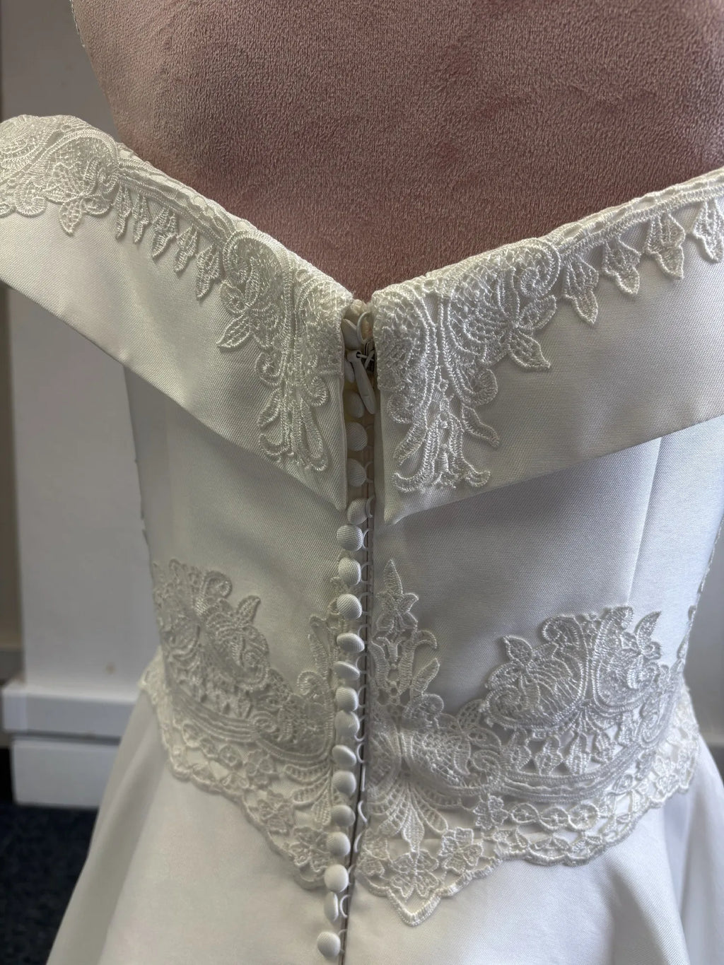 2026 Customized Exquisite Wedding Dress With One Shoulder Satin Lace Pattern Decoration Large Skirt With Tail Vestidos De Novia