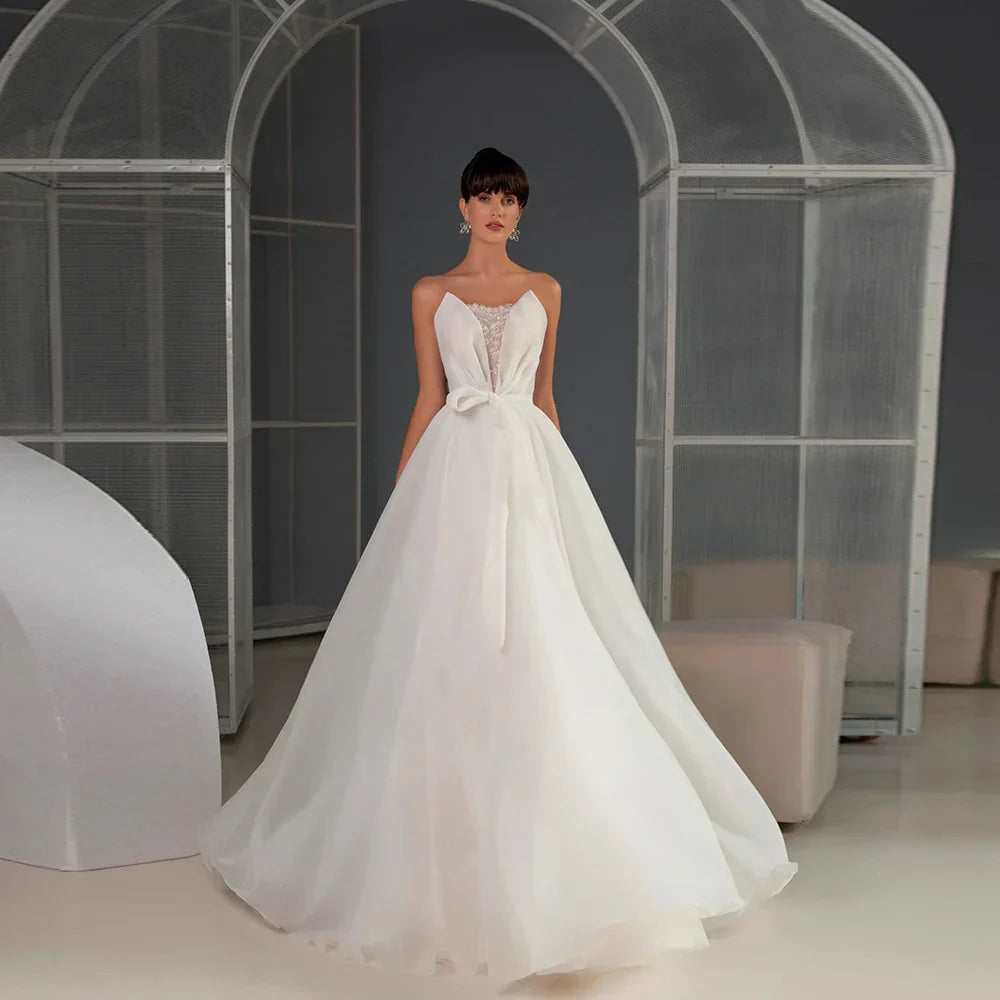 Elegant Wedding Dresses Strapless Sleeveless White Bridal Gowns Pleat Appliques Back Sweep Train A-Line Vestidos De Novia
