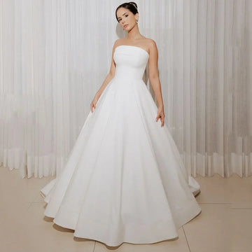 Classic Elegant Wedding Dresses With Train A-Line Strapless Pleats Buttos Brides Gown Women Bridal Dress Customized