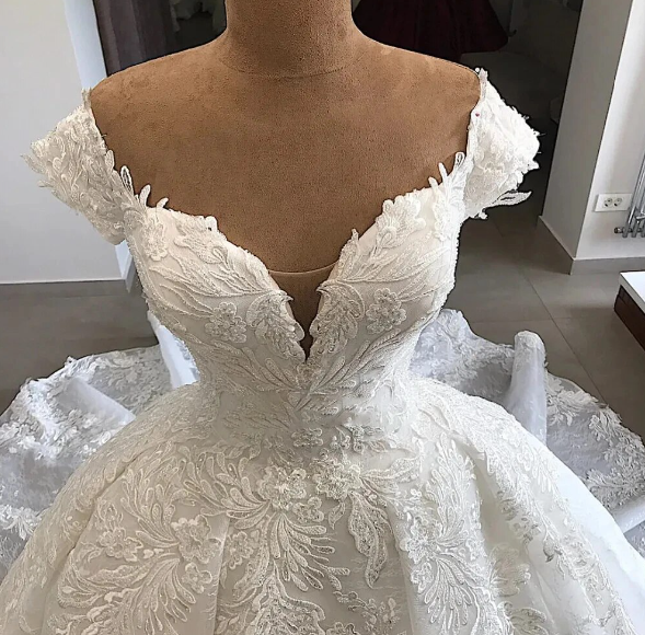 Sweetheart Neckline Luxury Ball Gown Wedding Dress With Delicate Appliques Off The Shoulder