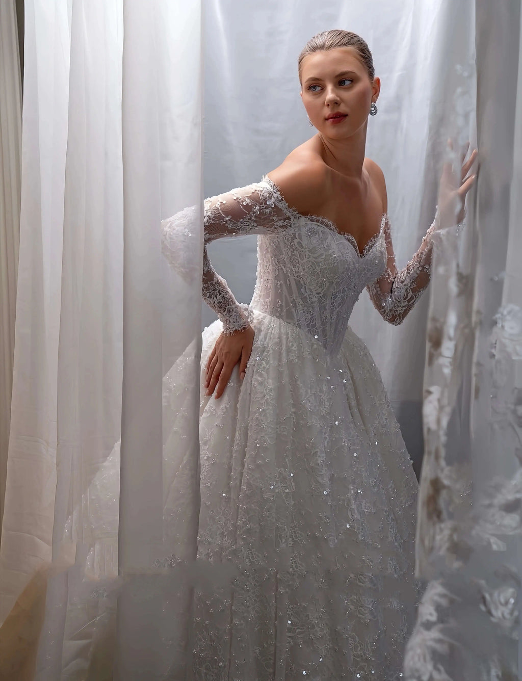 Elegant Lace Pearls Wedding Dresses Strapless Long Sleeves Bridal Gowns Sweep Train Bridal Gown Vestido De Noiva Customized