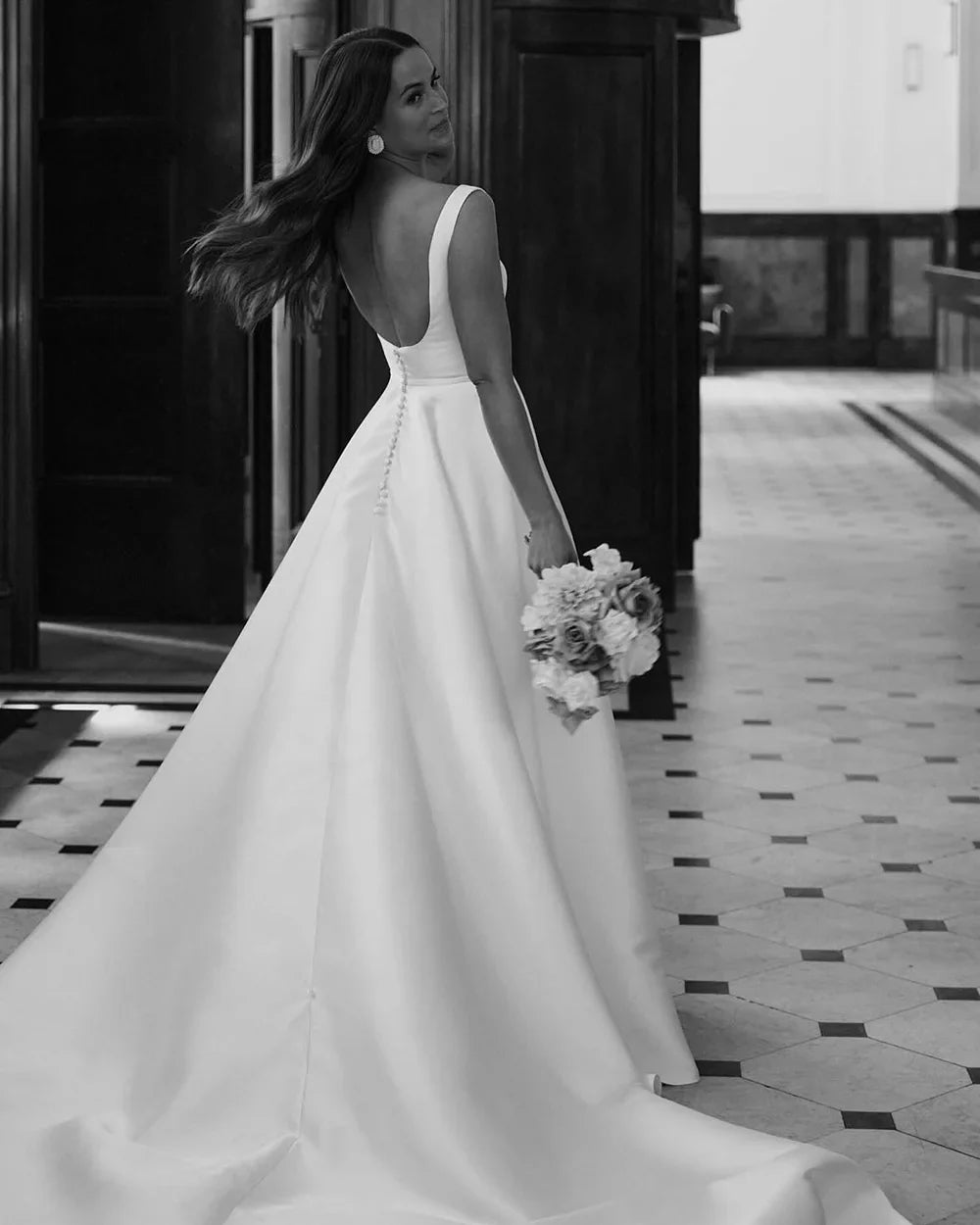 Satin Wedding Dresses For Bride Backless A-line Buttons Luxury Brides Gown Long Train Evening Bridal Dress Customized