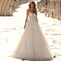 Classic A-line strapless sleeveless lace appliques exquisite wedding dress bridal gown bride