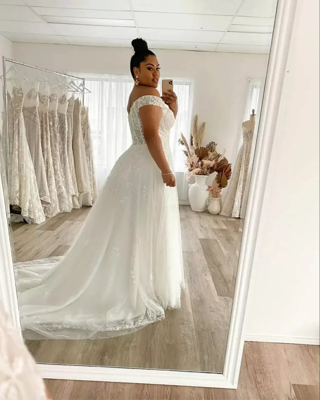 Plus Size Wedding Dress A Line Off The Shoulder Lace Big Bridal Gowns Appliques Zip Back Gorgeous Lady Marriage Dresses