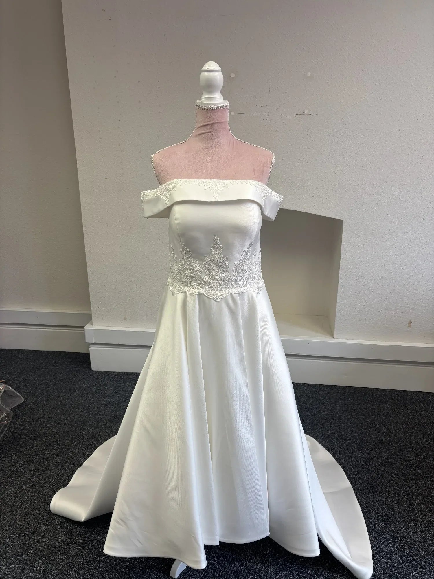 2026 Customized Exquisite Wedding Dress With One Shoulder Satin Lace Pattern Decoration Large Skirt With Tail Vestidos De Novia