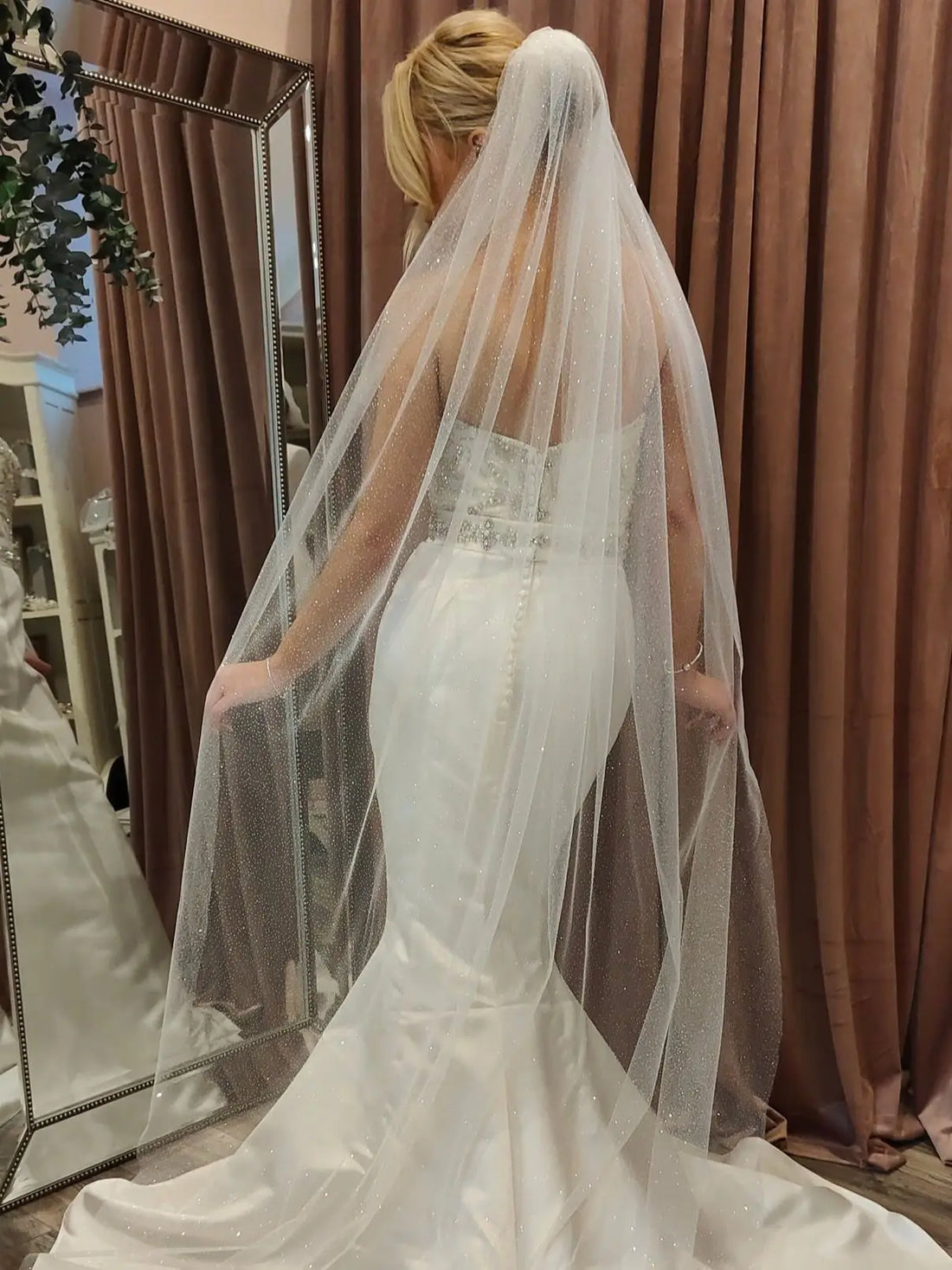 V101 Sparking Bridal Veils Shimmering Wedding Veil with Comb Bing Bling 1 Tier Cut Edge White Champagne Wedding Accessories