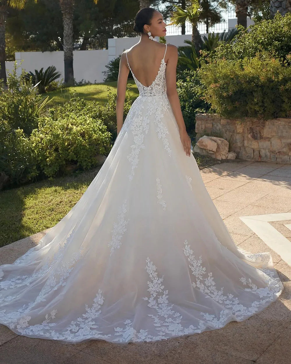 Customized A Line Wedding Dresses Boho Lace Appliques Luxury Tulle Brides Dress Woman Spaghetti Straps Backless Bridal Gown