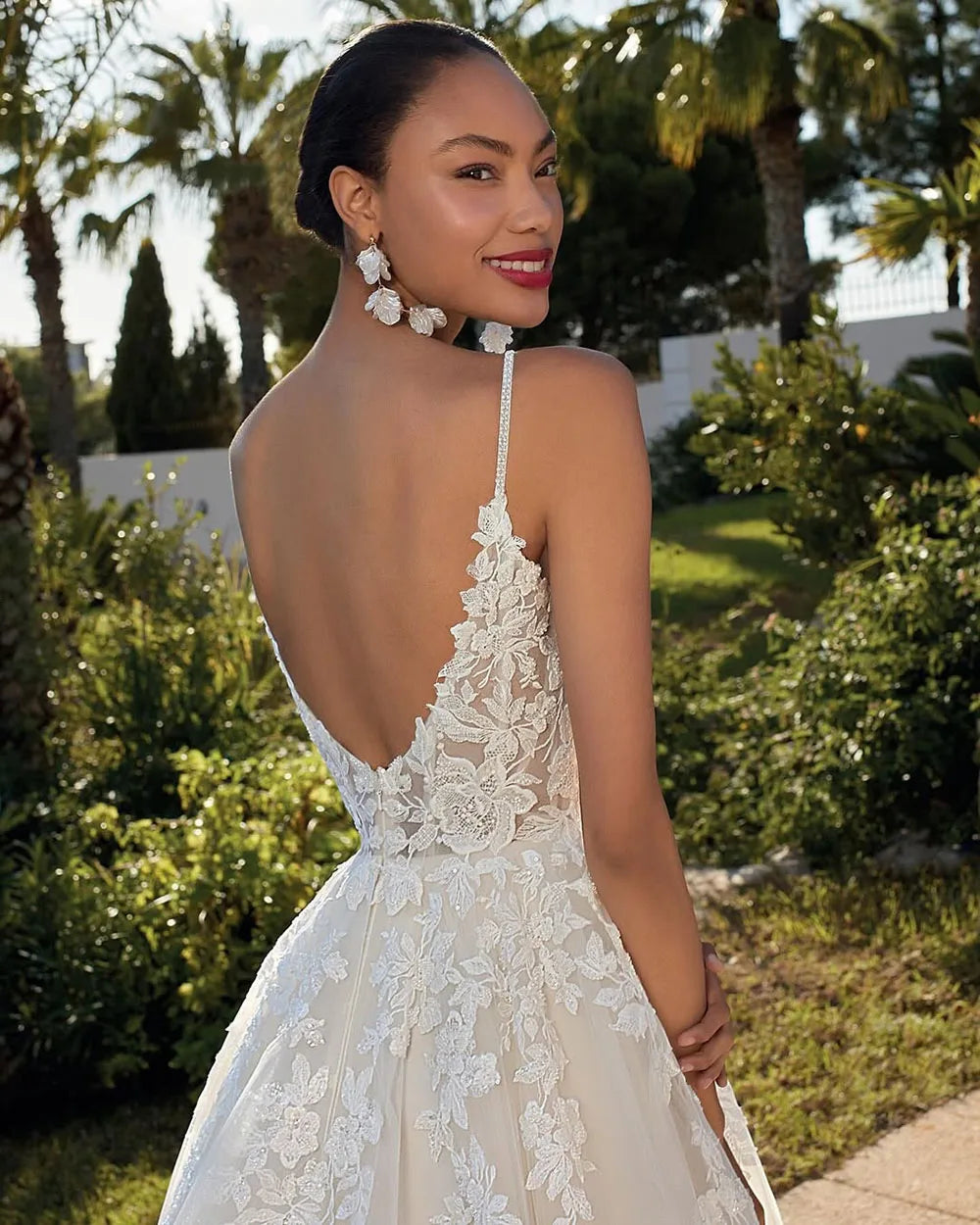 Customized A Line Wedding Dresses Boho Lace Appliques Luxury Tulle Brides Dress Woman Spaghetti Straps Backless Bridal Gown