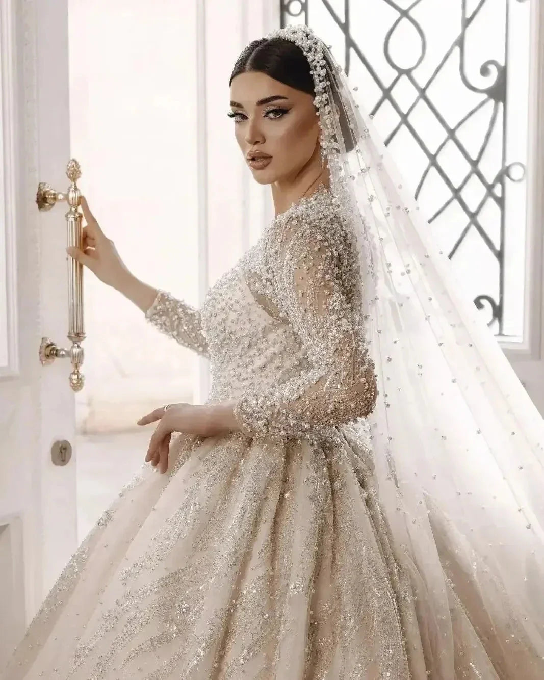 Exquisite Shine Lace A-Line Wedding Dress Elegant Pearls Appliques Slim Fit Ball Gown Brush Train Bridal Gowns Dress Customized