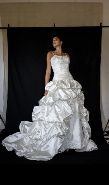 Customized 2026 New Wedding Dress White Satin Square Neck Strap Design Fluffy Layered Vestido De Noiva
