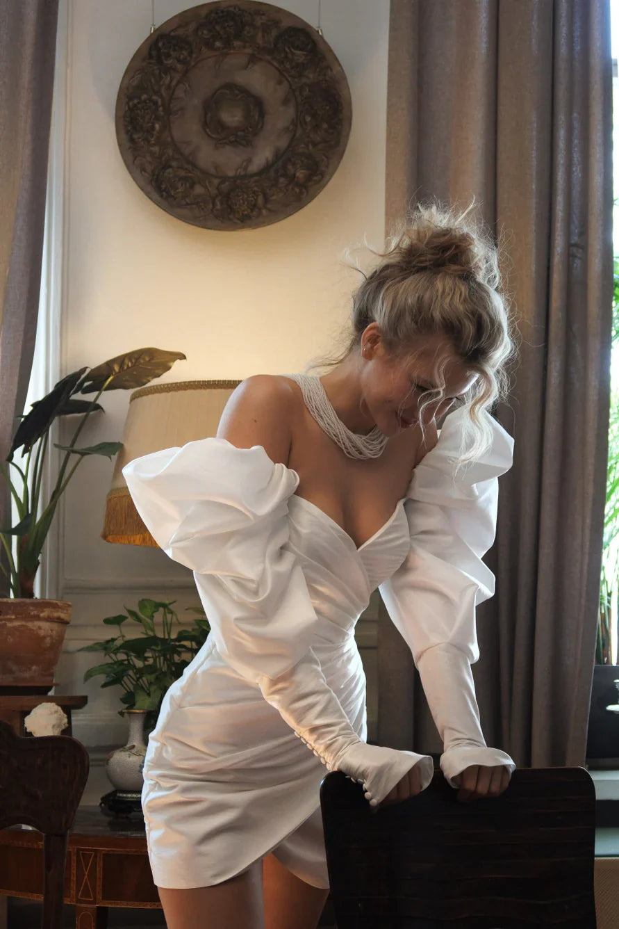 Short wedding dress with long puff sleeves and an open back with a zipper. Main material: taffeta