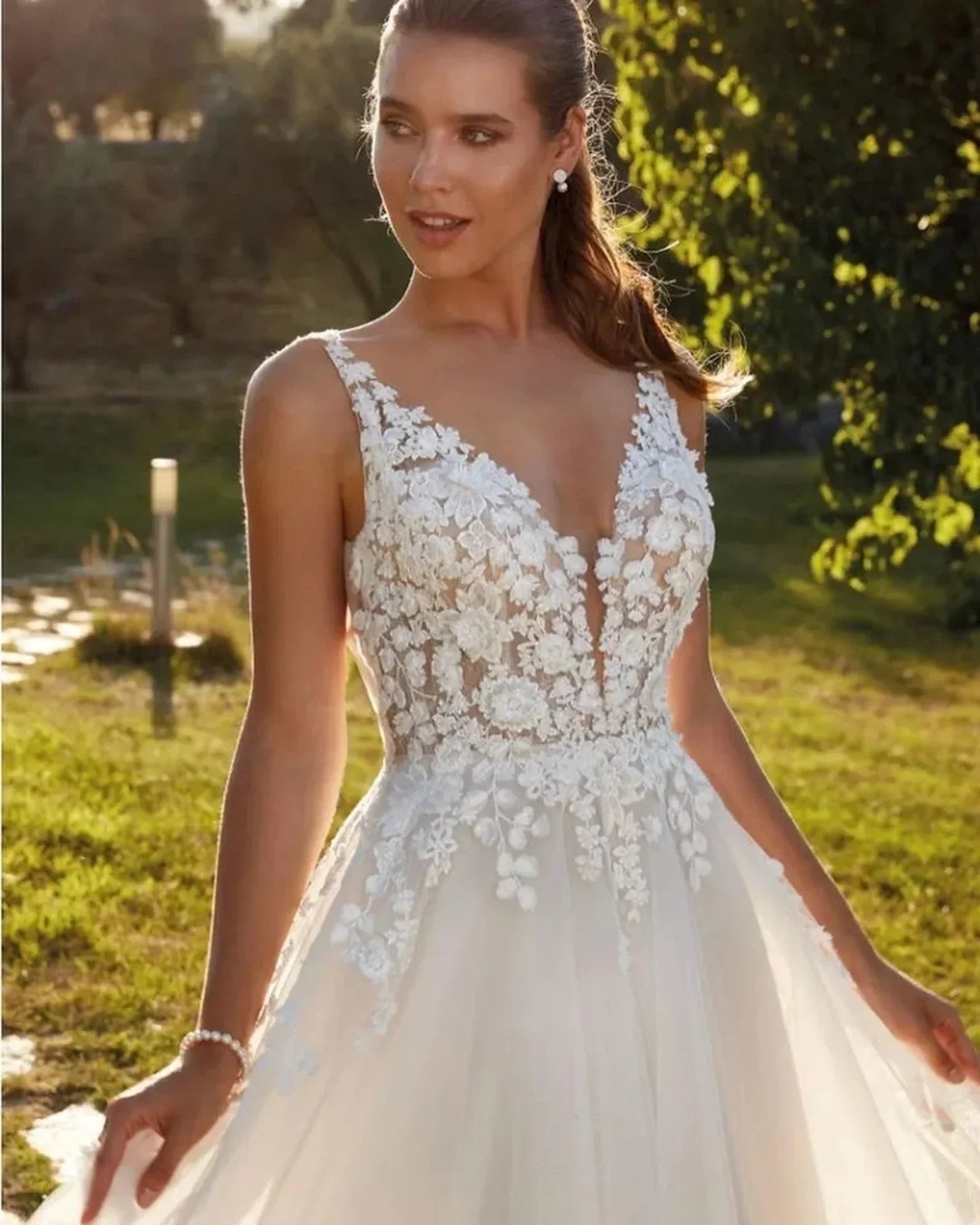 A Line Tulle Wedding Dress Sexy See Through Sleeveless Lace Appliques V Neck Bride Dressing Gown Buttons Robe Bride