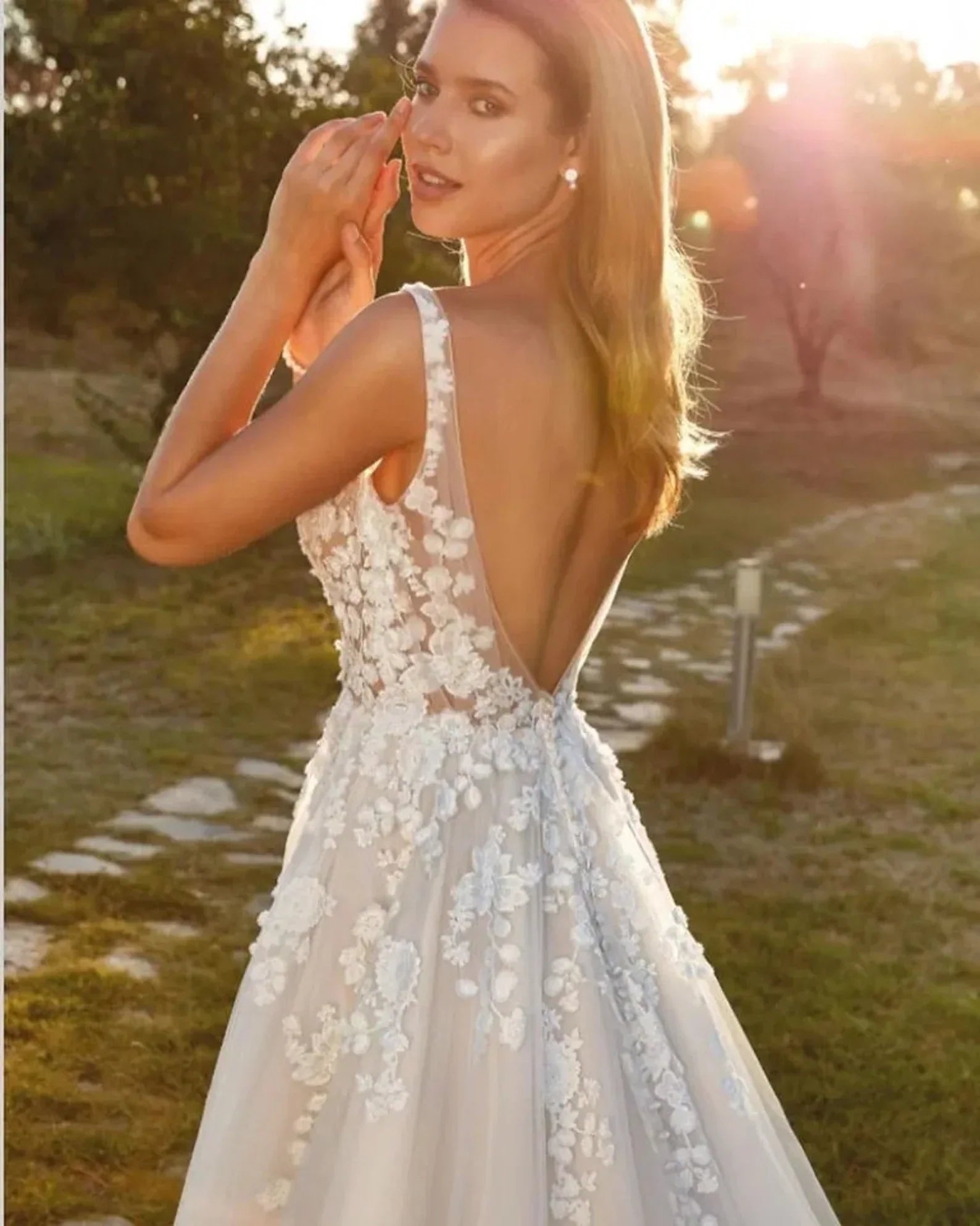 A Line Tulle Wedding Dress Sexy See Through Sleeveless Lace Appliques V Neck Bride Dressing Gown Buttons Robe Bride